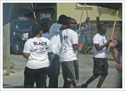 Марш против насилия в городе.