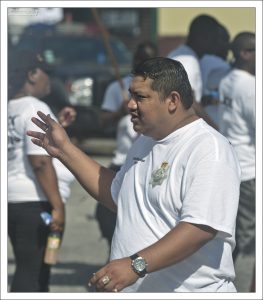 Население города собирается на демонстрацию.