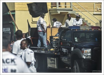 Подтянулась полиция.