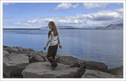 Саша прогуливается по набережной в Рейкьявике.