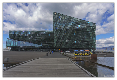 «Харпа» — площадка для проведения многочисленных фестивалей, концертов (в том числе бесплатных), шоу, выступлений и презентаций. Большое внимание уделяется концертам народной исландской музыки.