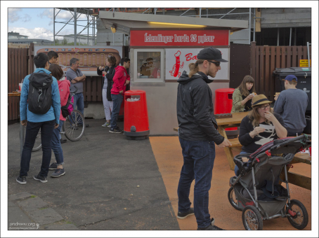 Знаменитый киоск «Bæjarins Beztu Pylsur» по продаже исландских хот-догов.