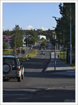 Рейкьявик расположен в зоне сдвига тектонических плит, поэтому для него характерны небольшие землетрясения.