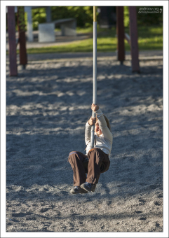 Саша на детской площадке.