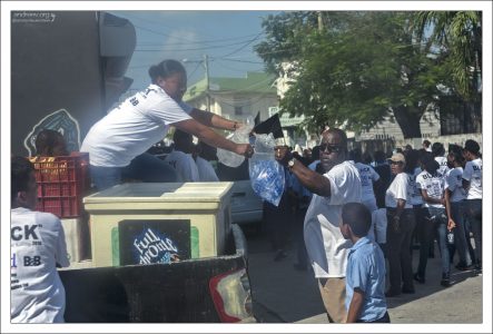 На улицах действуют группы общественного порядка.