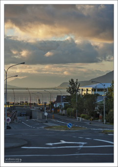 Рейкьявик располагается на широте 64°.