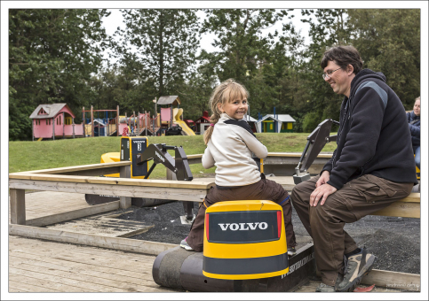 Юная экскаваторщица :)