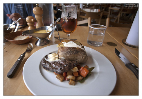 Стейк из китового мяса в ресторане "Hereford".