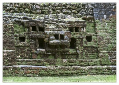 Маски сделаны из резного камня, а не из гипсовой штукатурки. Древние ваятели довольно ловко и элегантно, если так можно сказать, намеренно создали стилизованное изображение. Во-первых, сэкономили усилия, а во-вторых все эти мини-ниши в виде глаз, ноздрей, щек и ушей идеально подходили, чтобы оставлять подношения Богу-Ягуару.