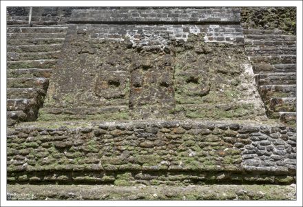 По сторонам есть вырезанные из камня маски, правда очень сильно разрушенные. Верхняя площадка использовалась майя в качестве обсерватории, чтобы следить за звездами и проверять положение солнца на рассвете.