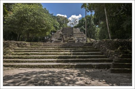 Храм Масок (Mask Temple). Это самая маленькая из трех раскопанных пирамид.
