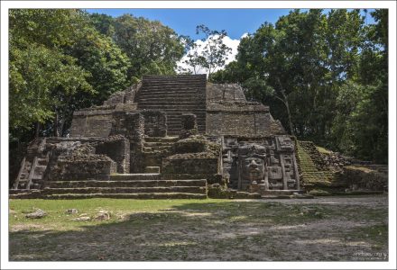 Строительство её началось примерно в 200-х годах до н.э. На правой боковой стене пирамиды вырезана большая маска, 4 метра высотой. Как и остальной храм, она сделана из известняка. В 2011 году на левой стороне обнаружили идентичную маску, что отражает традицию симметрии в архитектуре майя.