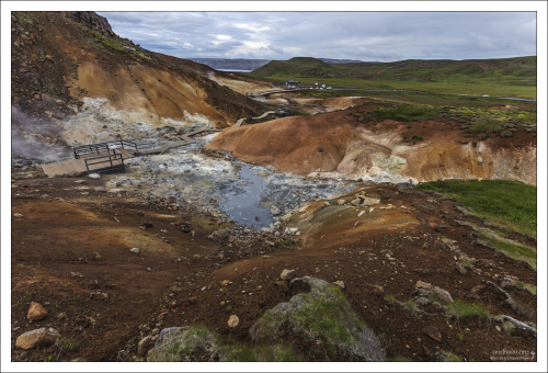 Полуостров Рейкьянес, с характерной активной вулканической деятельностью.