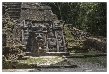 В масках проглядывают черты лица Ольмеков – древнего народа, который называют прародителями всех мезоамериканских цивилизаций.