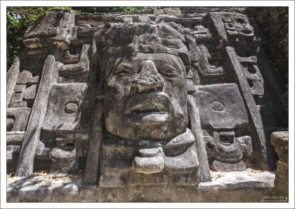 Характерной чертой облика ольмеков являются очень толстые губы, причем верхняя завернута чуть ли не до основания широкого носа.