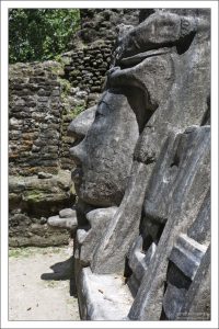 Объемная маска на фасаде пирамиды.