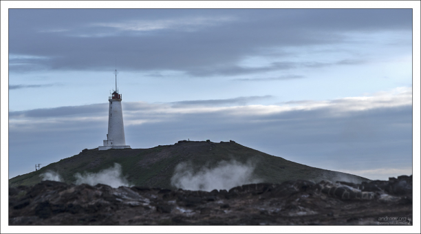 Маяк Рейкьянеса. Построен в 1908 году. Высота 26 метров, или 69 метров, если считать от уровня моря.