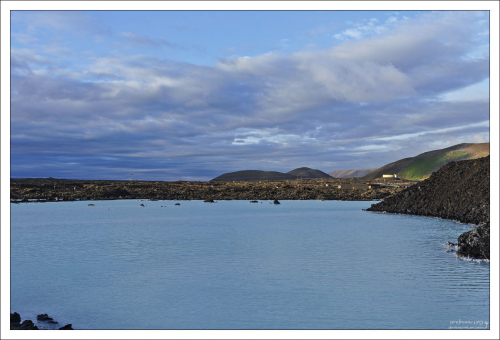 Голубая лагуна - пруд-накопитель отработанного конденсата при геотермальной электростанции Svartsengisvirkjun. Температура воды 38-40 градусов Цельсия.