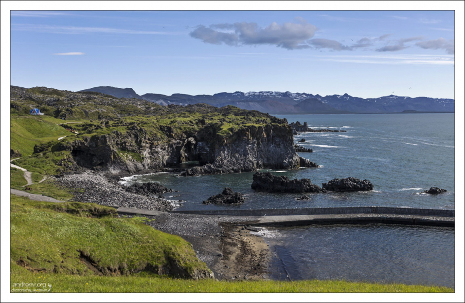 Побережье возле деревни с веселеньким названием Hellnar.