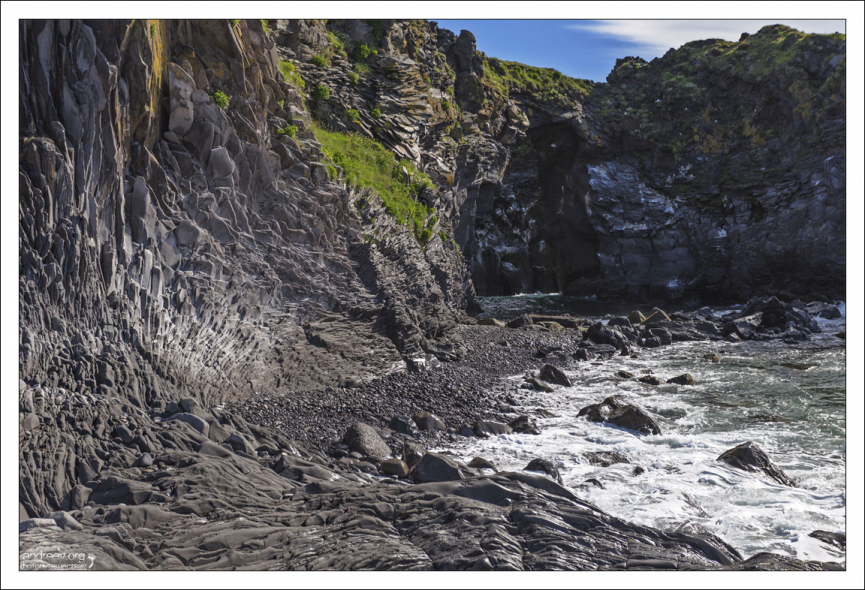 Базальтовый пляж.