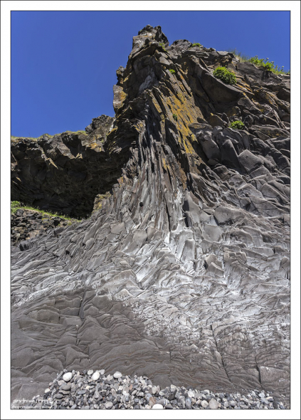 Застывшая лава двух цветов, из разных извержений.