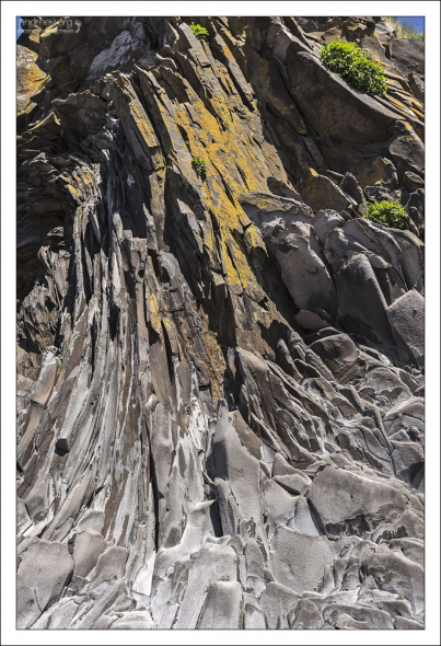 Взметнувшаяся ввысь и застывшая лава.