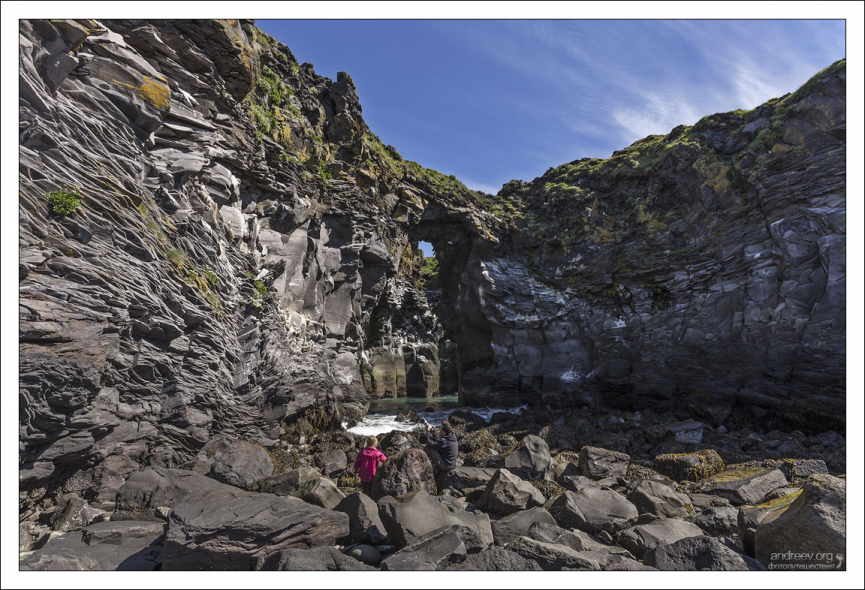 Каменистый пляж перед пещерой Baðstofuhellir (Бадсдова).