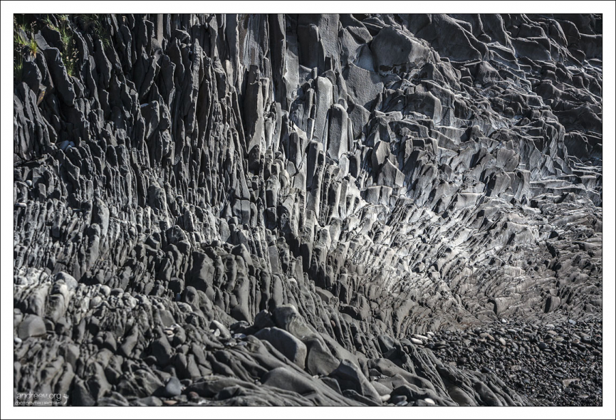 Базальтовые колонны обычно гексагональные в поперечном сечении («базальтовые иглы»).