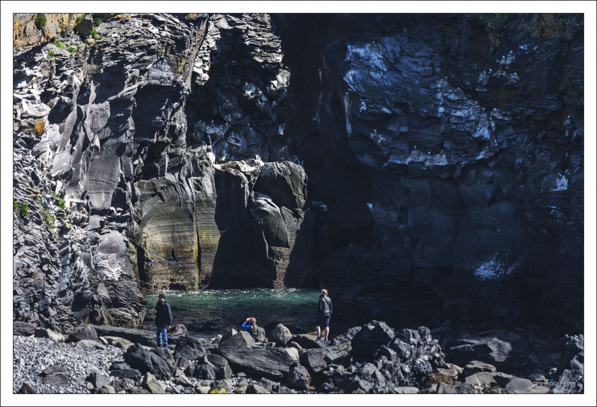 Перед пещерой Baðstofuhellir нужно особенно внимательно следить за приливом.