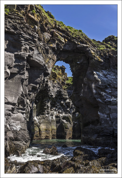 При определенном свете пещера приобретает яркие оттенки.