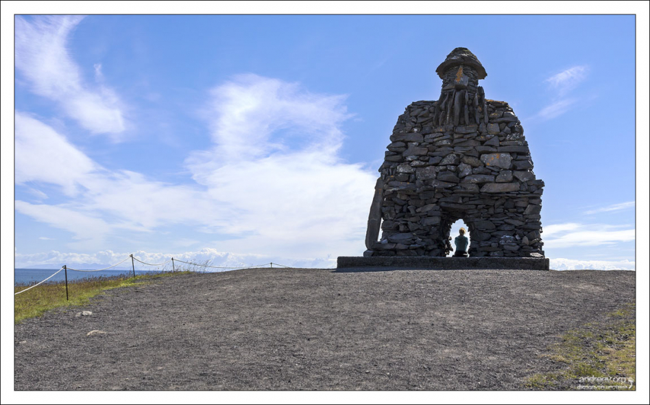 Каменная статуя полубога Бардура.