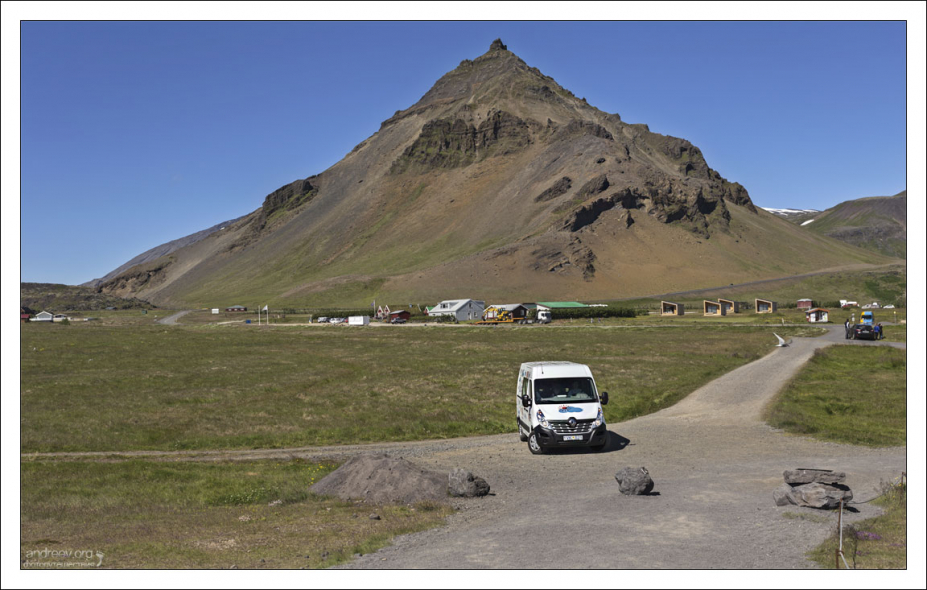 Дом-мобиль на фоне горы Стапафелл (Mt. Stapafell).