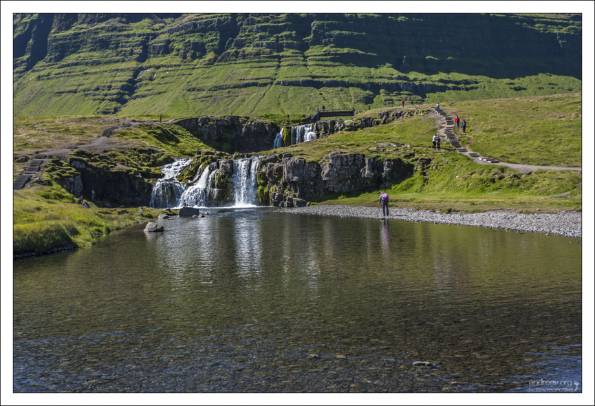 Двухкаскадный водопад Kirkjufellsfoss.