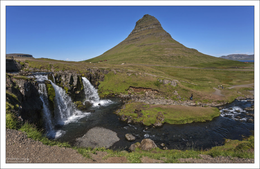 Водопад Kirkjufellsfoss и одноименная гора Mt. Kirkjufell (463 метра).