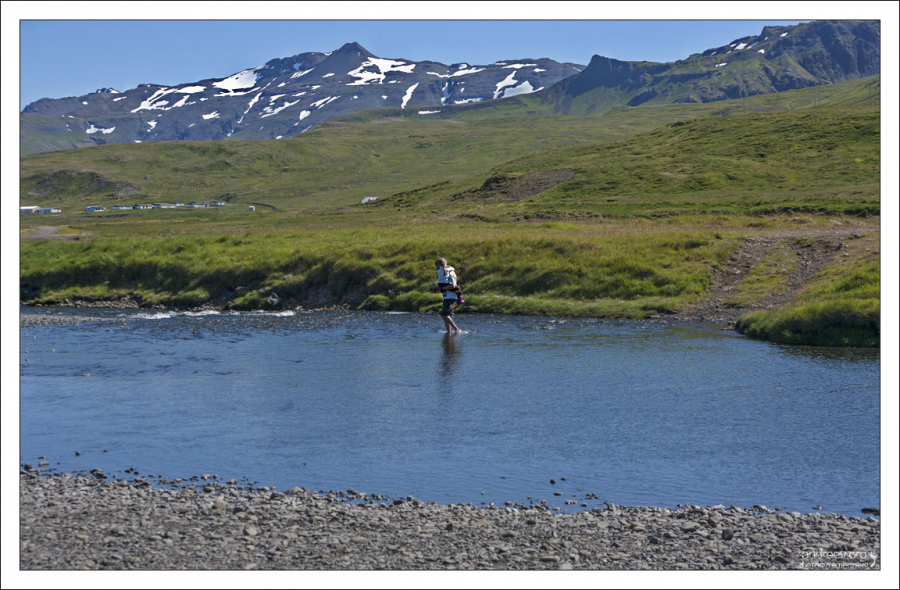 Переход ледниковой реки вброд. Кто-то мерзнет, кто-то - у папы на ручках :)
