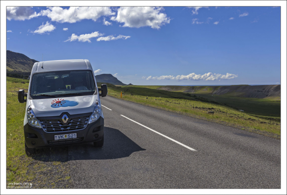 Renault Master на обочине главной островной дороги.