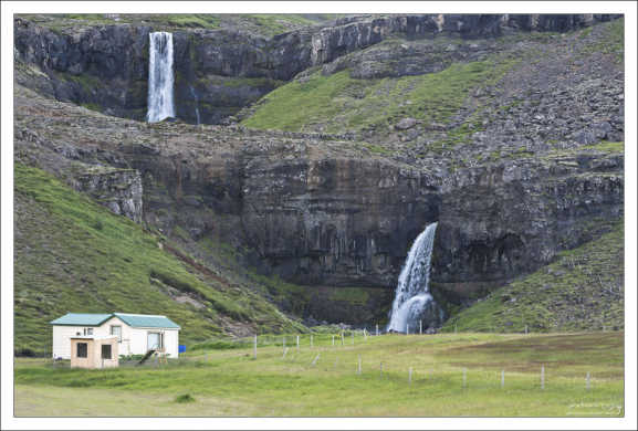 Водопады на обочине окружной дороги.