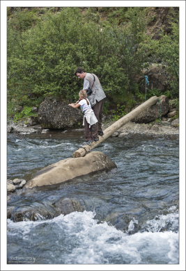 Прохождение тропы до водопада занимает примерно три часа туда-обратно.