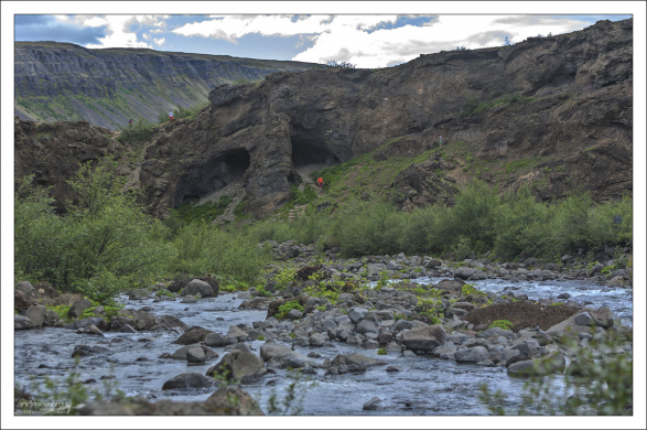 Лавовая пещера Þvottahellir, или «Вымытая пещера» («Washing cave»).