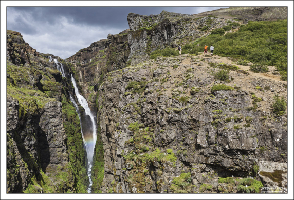Каньон и цель похода - водопад Глимур.