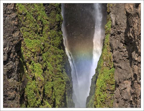 Случайная радуга в водопаде.