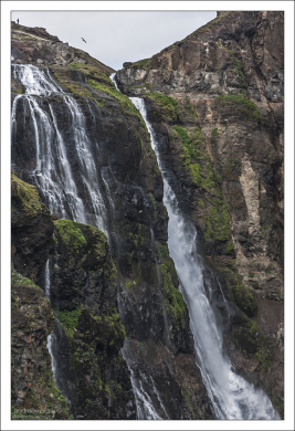Подняться можно к самой вершине Глимура, а для особо отважных – даже перейти реку, чтобы спуститься по противоположной стороне.