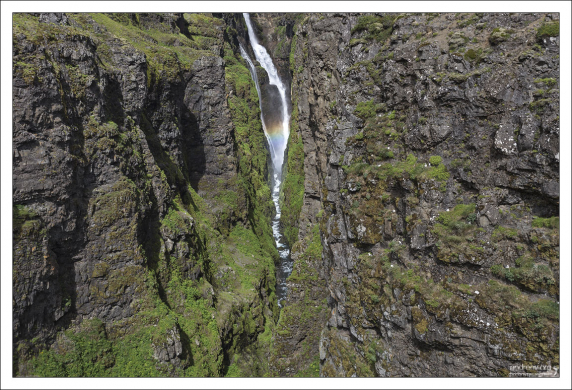 Ребристые стены ущелья.