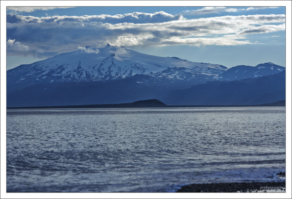 Покрытый ледником вулкан Снайфедльс . Отсюда, согласно Жюль Верну, отправилась экспедиция к центру Земли.