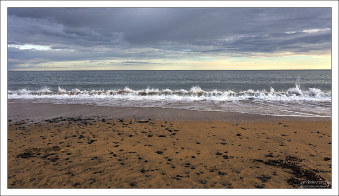 Золотой пляж и Северный Атлантический океан.