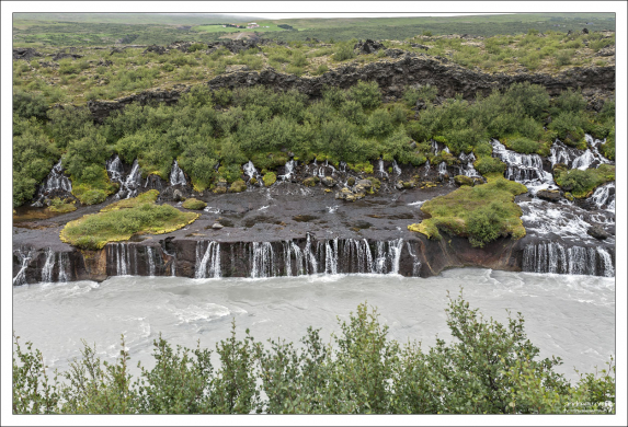 Хрёйнфоссар (исл. Hraunfossar) — серия небольших водопадов протяжённостью около 900 метров.