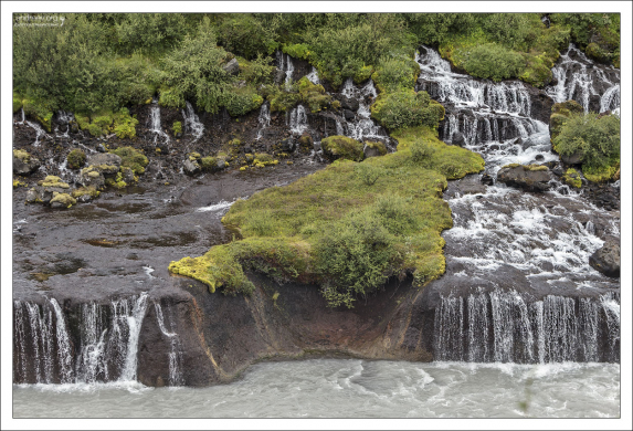 Водопады Хрёйнфоссар, вытекающие из лавового поля.