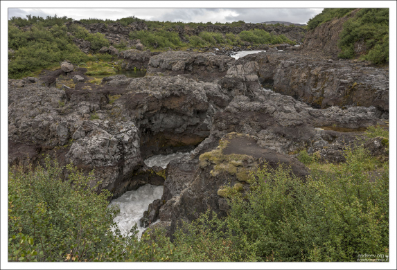 Естественный каменный мост через водопад Barnafossar.