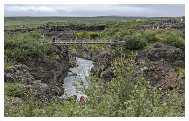Мост в ущелье на реке Хвитау.