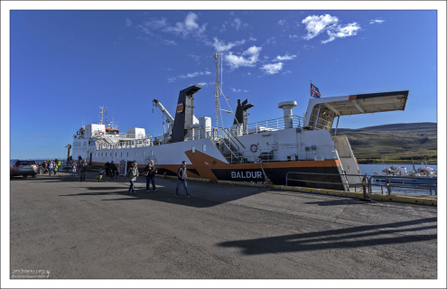 Выгрузка с парома Baldur на противоположном конце фьорда Breiðafjörður.